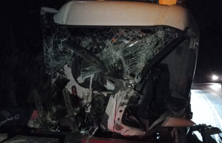 COLISÃO NA PR-090 DEIXA MOTORISTA GRAVEMENTE FERIDO