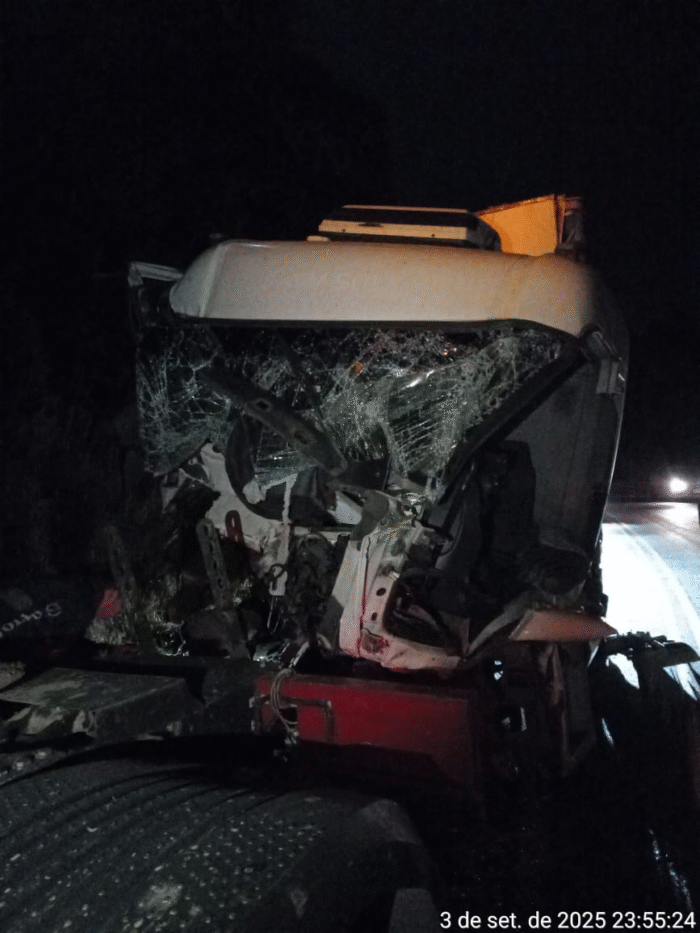 COLISÃO NA PR-090 DEIXA MOTORISTA GRAVEMENTE FERIDO