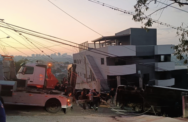 CAMINHÃO CAPOTA E DERRUBA POSTE EM PONTA GROSSA