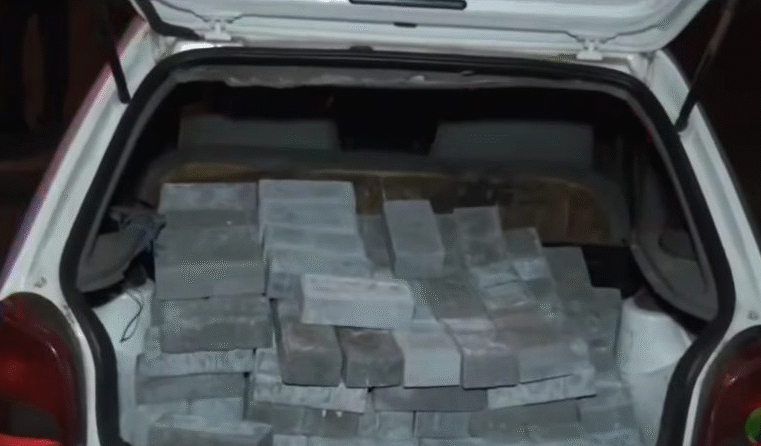 HOMEM É PRESO FURTANDO PAVERS DESTINADOS À PAVIMENTAÇÃO DA PREFEITURA