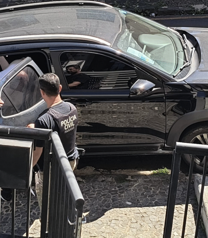 CAMINHONEIRO É PRESO EM FLAGRANTE DENTRO DA DELEGACIA POR COAGIR ESPOSA DURANTE DENÚNCIA