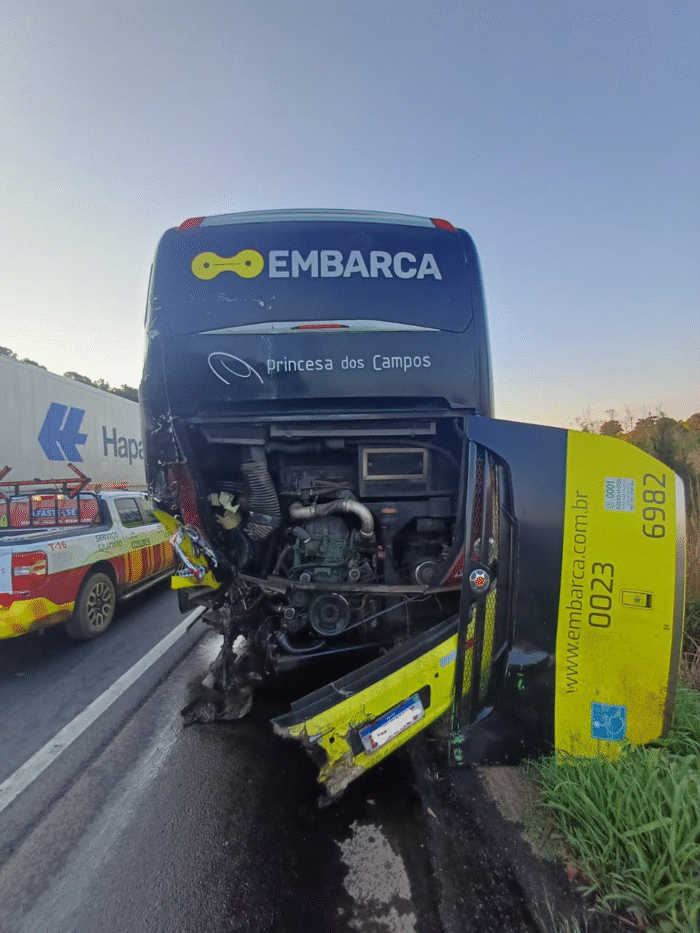 ENGAVETAMENTO ENVOLVENDO VEÍCULOS E ATÉ UM ÔNIBUS NA BR-376
