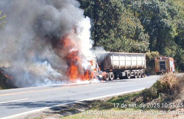 INCÊNDIO DE CAMINHÃO NA PR-092 INTERDITA RODOVIA