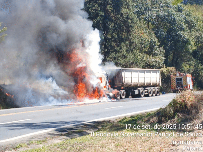 INCÊNDIO DE CAMINHÃO NA PR-092 INTERDITA RODOVIA