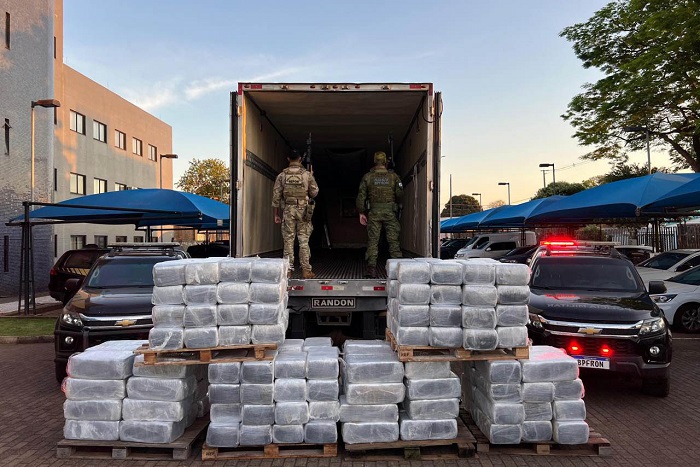 POLÍCIAS MILITAR E FEDERAL APREENDEM CAMINHÃO COM 3.200 QUILOS DE MACONHA