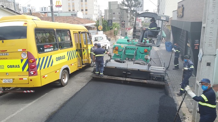 PREFEITURA APLICA NOVA CAMADA DE ASFALTO NA RUA SETE DE SETEMBRO