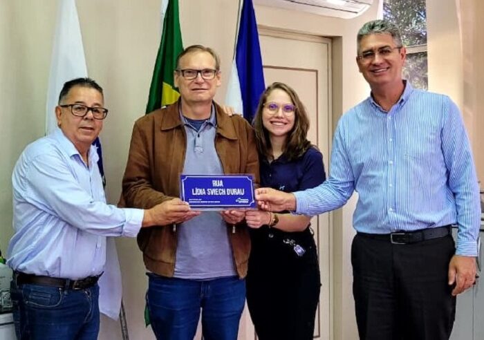 KULLER ENTREGA A PLACA DE RUA QUE HOMENAGEIA A PROFESSORA LÍDIA DURAU