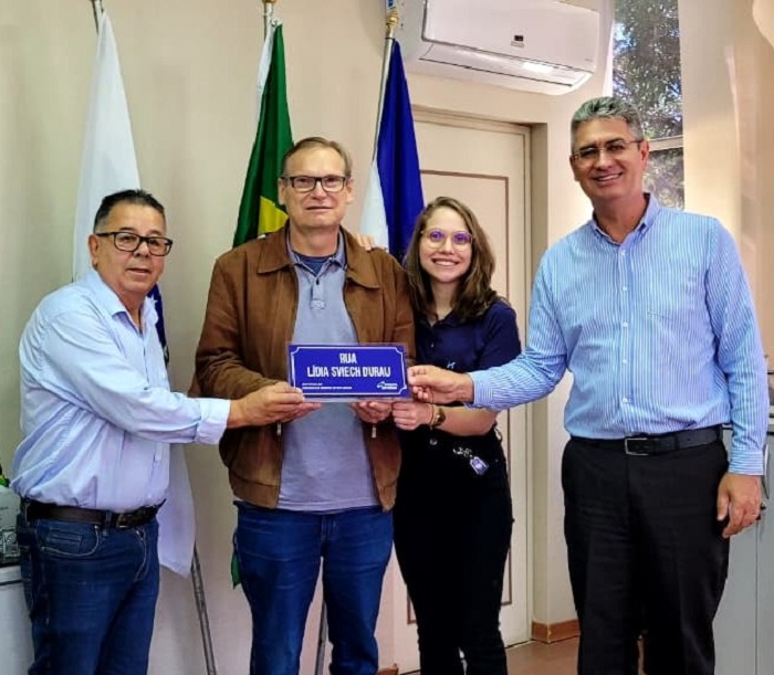 KULLER ENTREGA A PLACA DE RUA QUE HOMENAGEIA A PROFESSORA LÍDIA DURAU