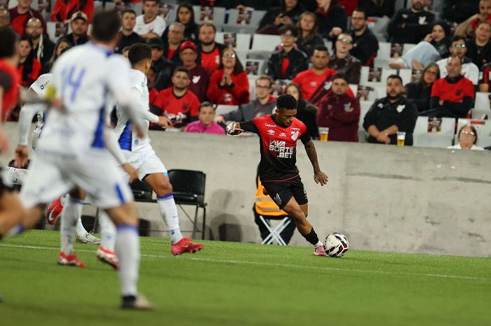 ATHLETICO TROPEÇA NO AVAÍ E PERDE TERÁN E MENDOZA PARA O CLÁSSICO COM O CORITIBA