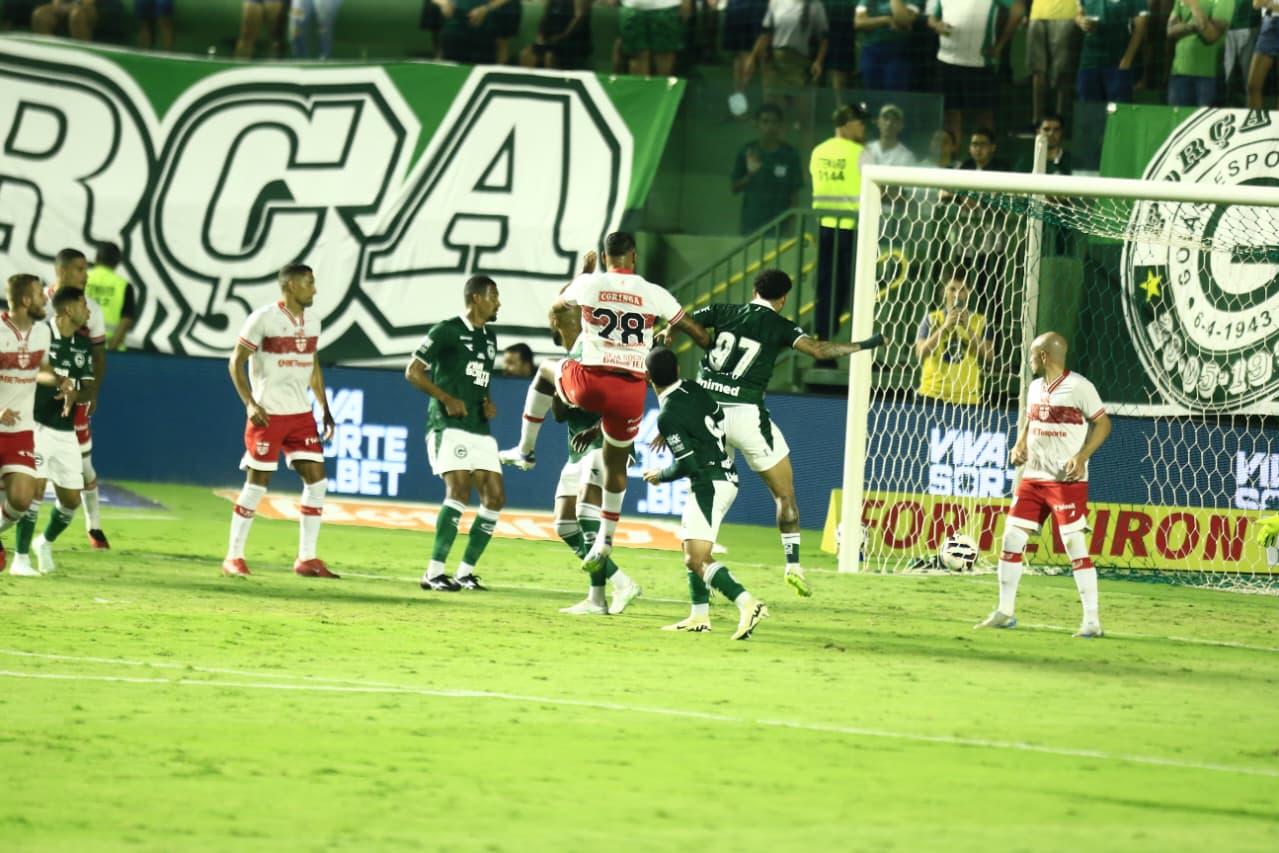 DERROTAS DE GOIÁS E CRICIÚMA BENEFICIAM CORITIBA E ATHLETICO