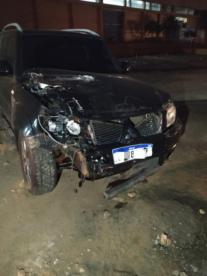 COLISÃO TRANSVERSAL ENTRE CAMINHÃO E SUV NA PR-151 GERA DANOS MATERIAIS