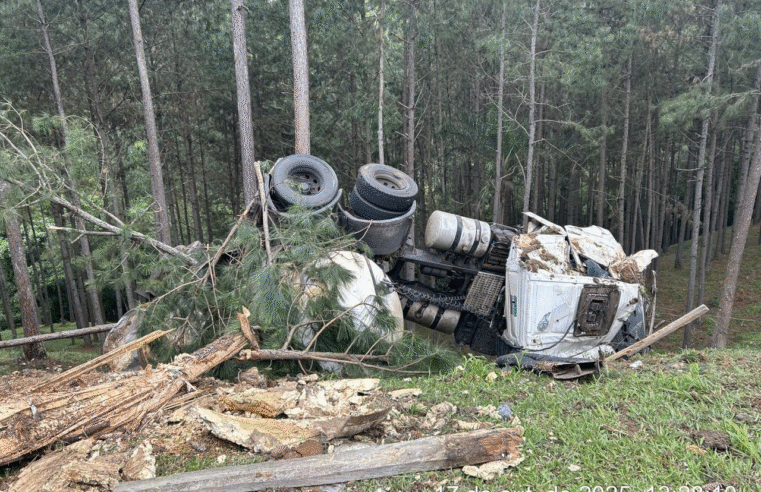 CAMINHONEIRO FICA FERIDO APÓS TOMBAR CVC NA PR-239, EM RESERVA