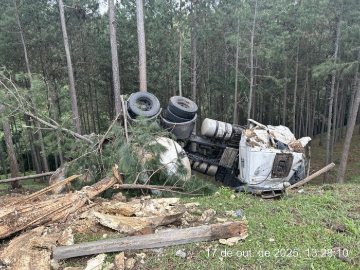 CAMINHONEIRO FICA FERIDO APÓS TOMBAR CVC NA PR-239, EM RESERVA