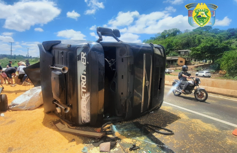 🚛 CAMINHÃO DE PONTA GROSSA TOMBA E ESPALHA CARGA DE MILHO NA PR-445, EM LONDRINA