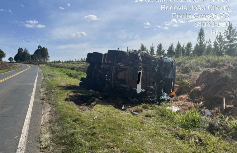 CAMINHÃO TOMBA NA PR-151 E DEIXA MOTORISTA FERIDO EM PONTA GROSSA