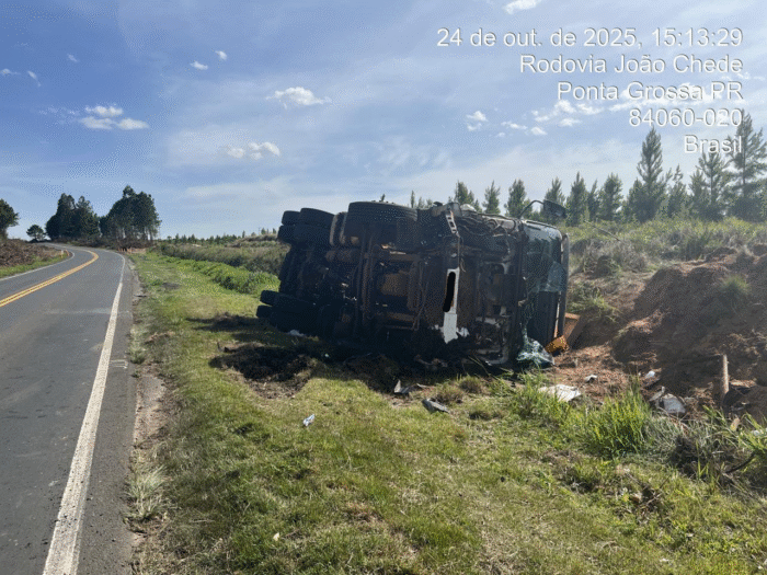 CAMINHÃO TOMBA NA PR-151 E DEIXA MOTORISTA FERIDO EM PONTA GROSSA