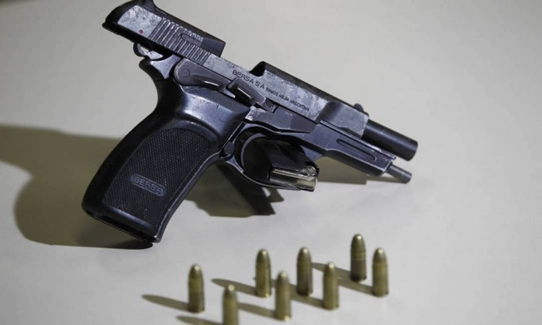 POLICIAIS APREENDEM PISTOLA 9MM EM VEÍCULO ABORDADO NO BAIRRO OFICINAS
