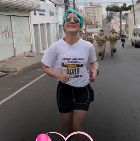 POLICIAL MILITAR SUPERA CÂNCER E COMPLETA CORRIDA DE 10KM EM ATO EMOCIONANTE NO OUTUBRO ROSA
