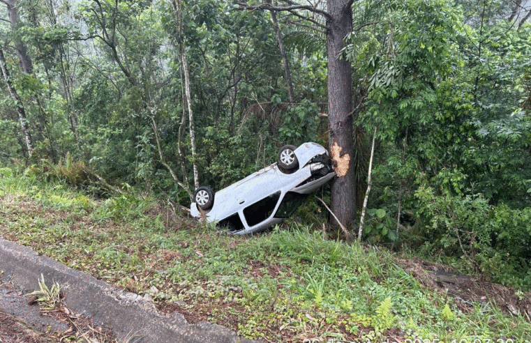 MULHER FICA FERIDA APÓS CARRO CAPOTAR E BATER EM ÁRVORE NA PR-160