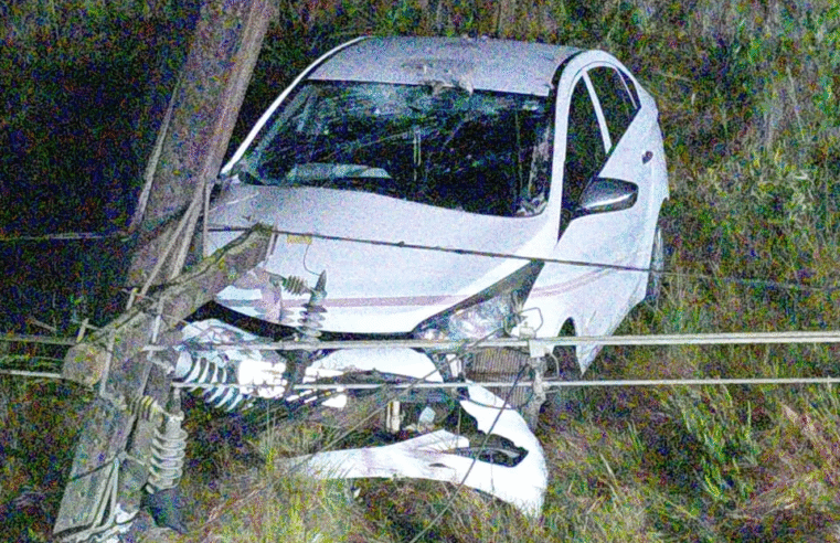 HOMEM FICA FERIDO APÓS CARRO COLIDIR CONTRA POSTE
