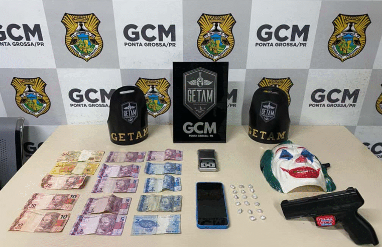 ADOLESCENTE É FLAGRADO COM CRACK E BALANÇA DE PRECISÃO EM UVARANAS