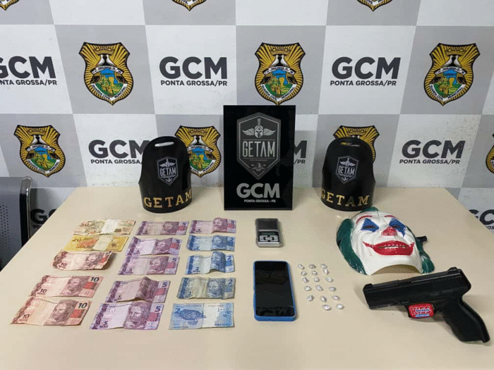 ADOLESCENTE É FLAGRADO COM CRACK E BALANÇA DE PRECISÃO EM UVARANAS