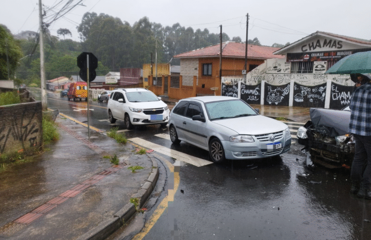 COLISÃO ENTRE QUATRO VEÍCULOS EM CRUZAMENTO DE PONTA GROSSA