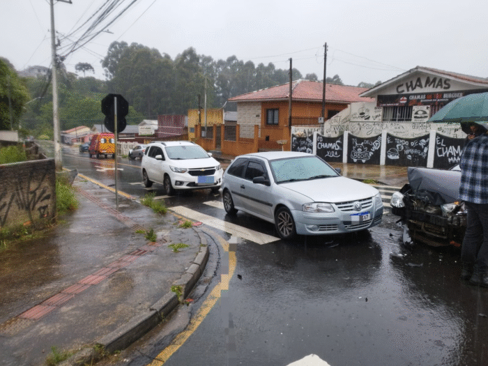 COLISÃO ENTRE QUATRO VEÍCULOS EM CRUZAMENTO DE PONTA GROSSA