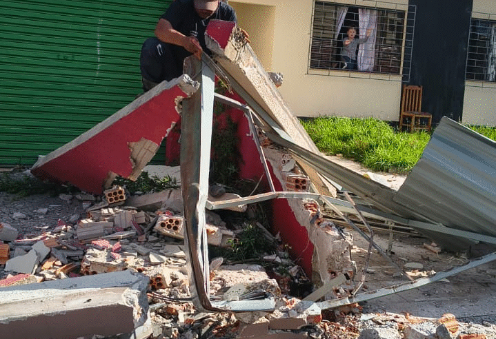 MOTORISTA DE CAMINHÃO DERRUBA MURO E POSTE APÓS DISCUSSÃO NO TRÂNSITO EM PONTA GROSSA