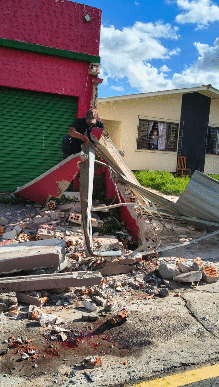 MOTORISTA DE CAMINHÃO DERRUBA MURO E POSTE APÓS DISCUSSÃO NO TRÂNSITO EM PONTA GROSSA