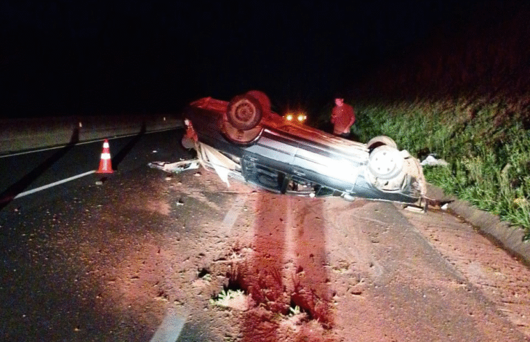 HOMEM FICA FERIDO APÓS CARRO CHOCAR-SE CONTRA BARRANCO NA PR-151
