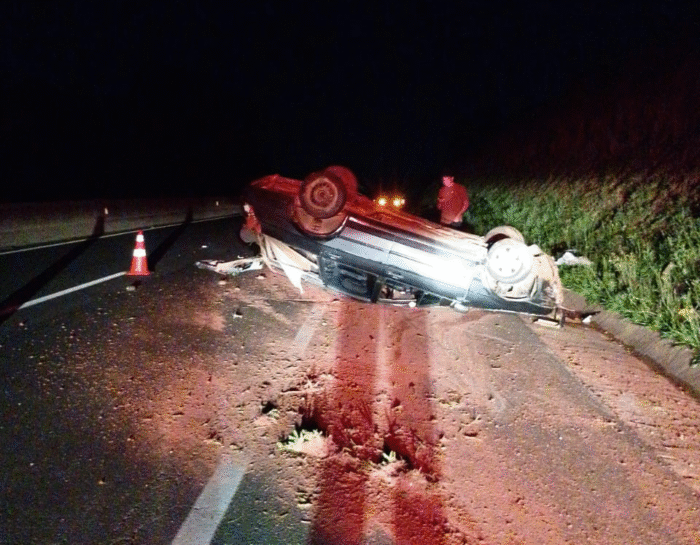 HOMEM FICA FERIDO APÓS CARRO CHOCAR-SE CONTRA BARRANCO NA PR-151