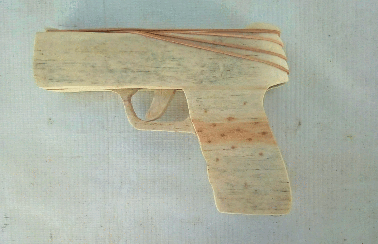 HOMEM SIMULA ARMA COM MADEIRA PARA ROUBAR IDOSO NO CARÁ-CARÁ