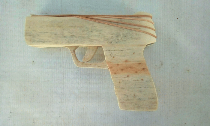 HOMEM SIMULA ARMA COM MADEIRA PARA ROUBAR IDOSO NO CARÁ-CARÁ