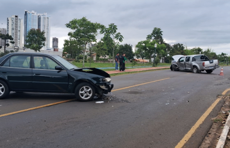 MULHER FICA FERIDA APÓS COLISÃO FRONTAL ENTRE CARRO E CAMINHONETE NO CENTRO DE PONTA GROSSA