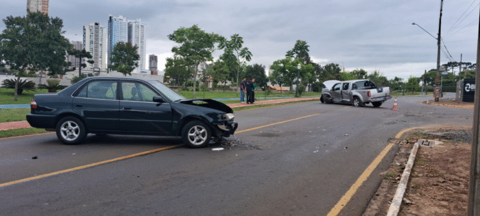 MULHER FICA FERIDA APÓS COLISÃO FRONTAL ENTRE CARRO E CAMINHONETE NO CENTRO DE PONTA GROSSA