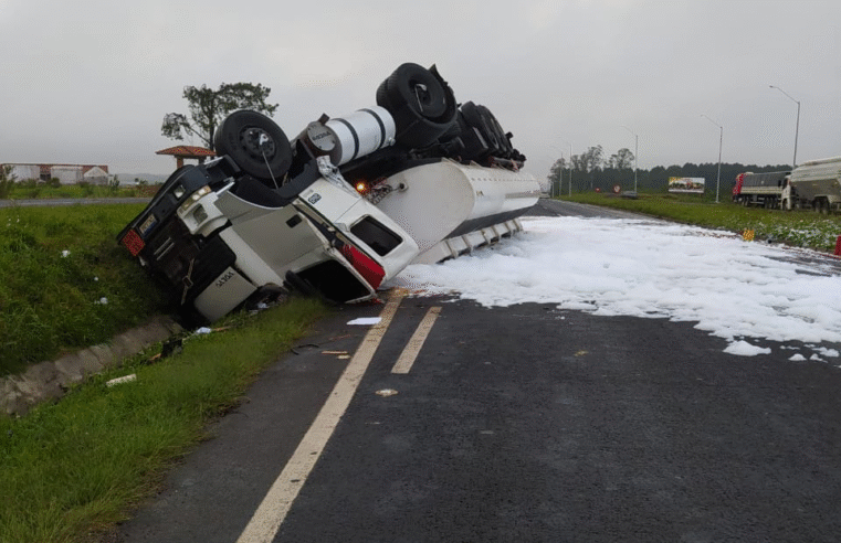 CAMINHÃO TOMBA NA PR-151 E MOTORISTA FICA FERIDO