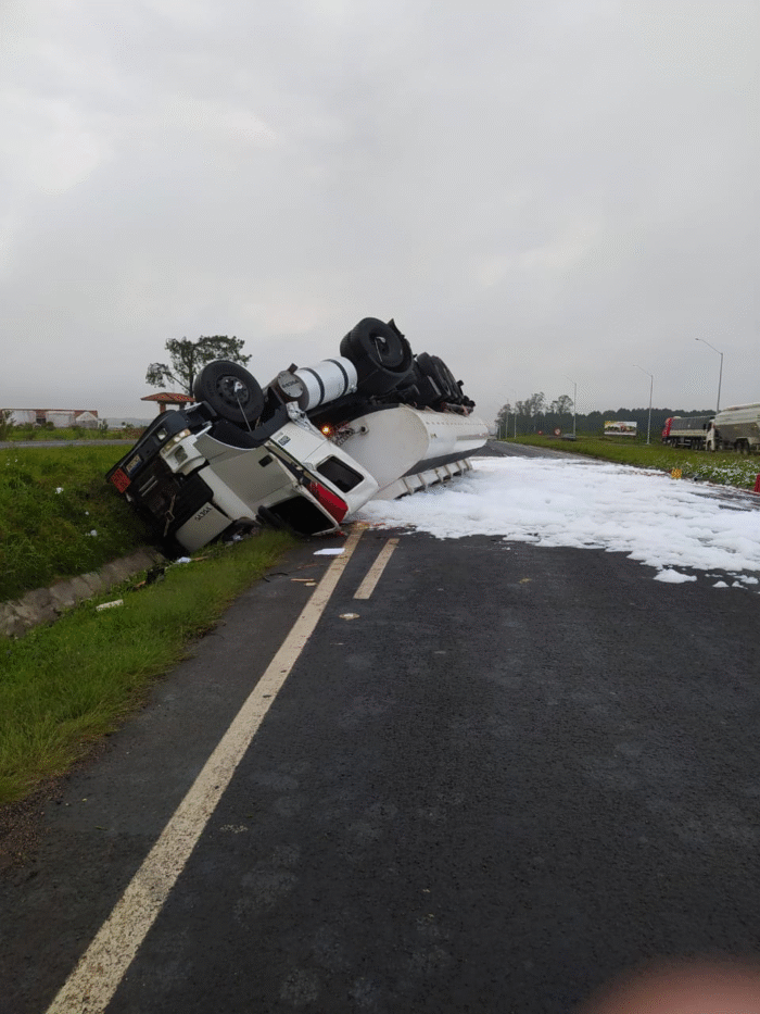 CAMINHÃO TOMBA NA PR-151 E MOTORISTA FICA FERIDO