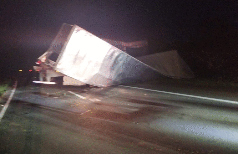 🚛 TOMBAMENTO DE CAMINHÃO INTERDITOU BR-376 EM TIBAGI