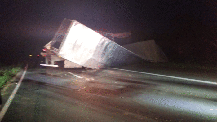 🚛 TOMBAMENTO DE CAMINHÃO INTERDITOU BR-376 EM TIBAGI