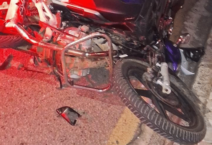 COLISÃO ENTRE MOTOCICLETA E AUTOMÓVEIS DEIXA UM FERIDO EM PONTA GROSSA