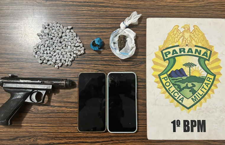 PM APREENDE DROGAS E SIMULACRO DE ARMA EM RESIDÊNCIA ALVO DE DENÚNCIAS EM CARAMBEÍ