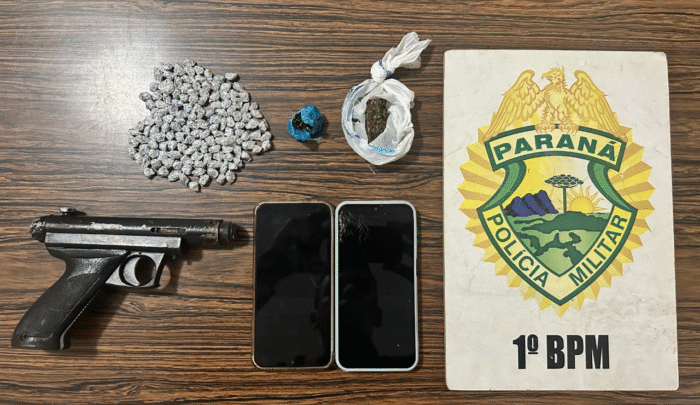 PM APREENDE DROGAS E SIMULACRO DE ARMA EM RESIDÊNCIA ALVO DE DENÚNCIAS EM CARAMBEÍ