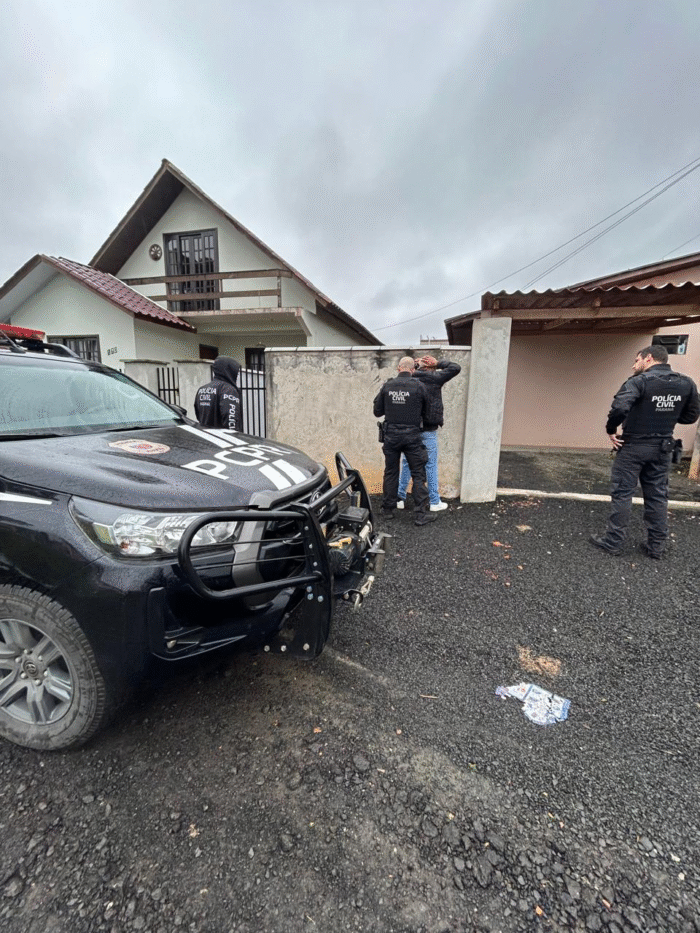 EQUIPES DA DELEGACIA DE POLÍCIA CIVIL E 10ª DELEGACIA REGIONAL DE POLÍCIA CUMPREM MANDADO DE PRISÃO TEMPORÁRIA E BUSCA E APREENSÃO POR TENTATIVA DE HOMICÍDIO QUALIFICADO ( VÍDEO DO FATO)