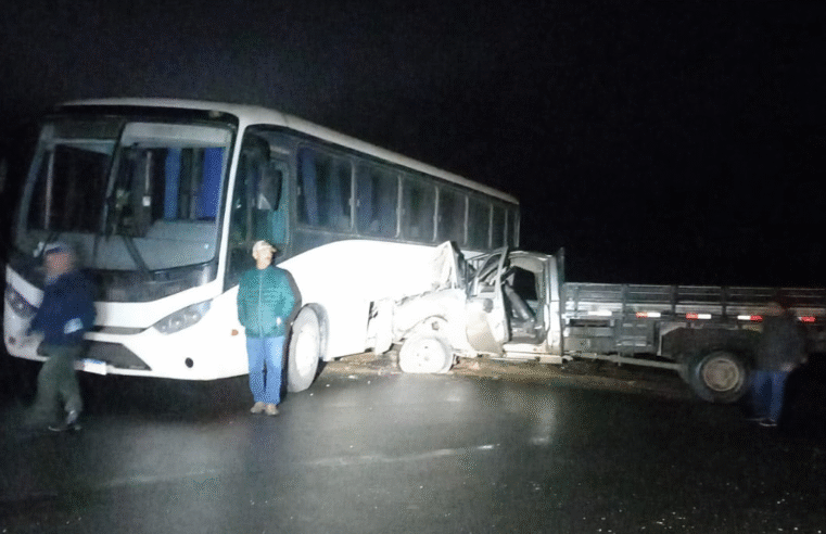ACIDENTE ENTRE CAMINHÃO E ÔNIBUS DEIXA PESSOA FERIDA EM RODOVIA
