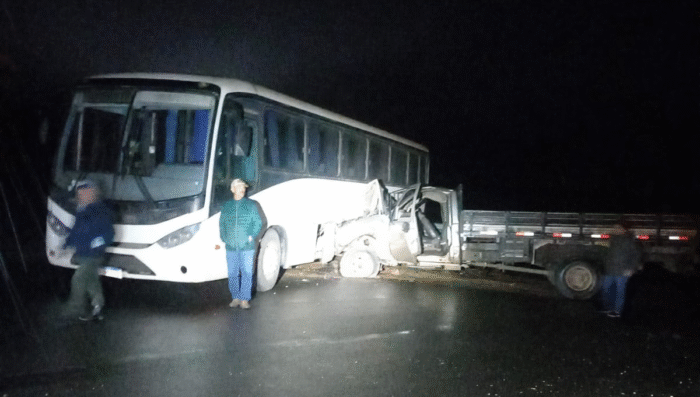 ACIDENTE ENTRE CAMINHÃO E ÔNIBUS DEIXA PESSOA FERIDA EM RODOVIA