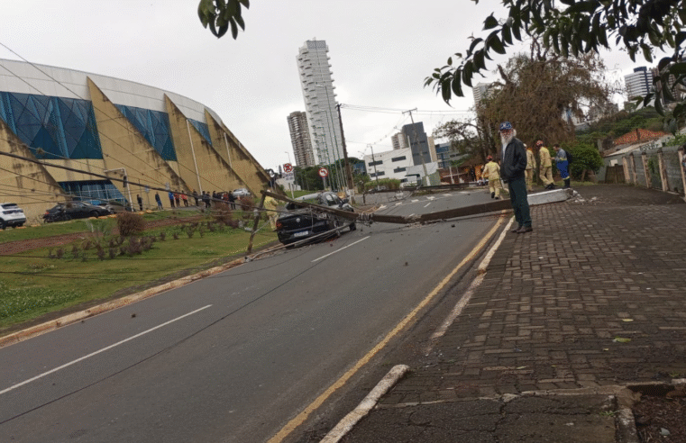 IDOSO PERDE CONTROLE DE VEÍCULO, DERRUBA POSTES E CAUSA ACIDENTE EM CADEIA EM PONTA GROSSA