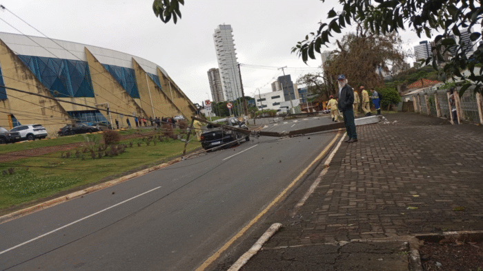 IDOSO PERDE CONTROLE DE VEÍCULO, DERRUBA POSTES E CAUSA ACIDENTE EM CADEIA EM PONTA GROSSA