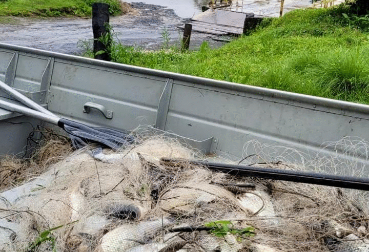 POLÍCIA AMBIENTAL APREENDE REDES DE PESCA NO RIO IGUAÇU