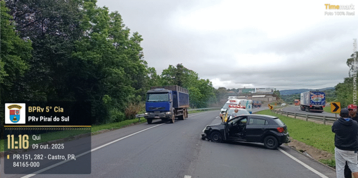 CARRO COLIDE COM COMBOIO DE CAMINHÃO NA PR-151 E DEIXA DOIS FERIDOS